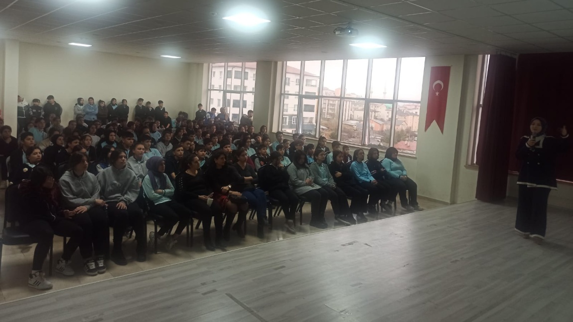 Hedef Projesi Kapsamında Hamza Yerlikaya Ortaokulunda Okulumuzun Tanıtımı Yapıldı